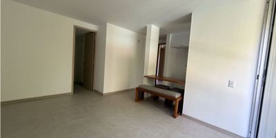 Se renta apartamento en Castropol el Poblado, 50m2, dos alcobas, la principal cuenta con vestier y baño, sala-comedor, cocina integral abierta, con barra americana, red de gas, zona de ropas, balcón, baño social, parqueadero privado.
Portería 24h, zonas vedes, piscina, salón social, a dos cuadras de la avenida el poblado.
