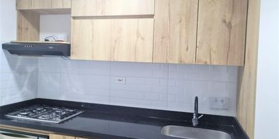 Este hermoso y moderno apartamento de 65M2 está disponible en venta para ti. Ubicado en La Vida es Bella, inmueble cuenta con 3 alcobas y 2 baños completos. Además, incluye un garaje y cuarto útil. balcón con hermosa vista panoramica, habitación principal baño privado. calentador, 3 clósets, cocina integral, gas domiciliario, un hall de alcobas cómodo y suelos en porcelanato. Unidad cerrada, vigilancia las 24 horas. circuito de camaras, shut de basuras, parqueadero de visitantes, zona infantil, gimnasio, piscina, salón social y terraza. Ubicación estratégica que te permite tener acceso a múltiples opciones de transporte público.