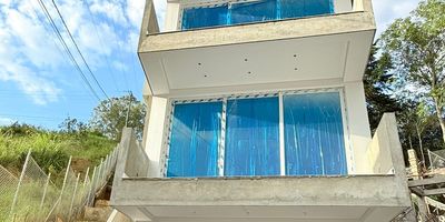 Termina la casa de tu sueños! 

CASA CERRITOS DE LA PAZ

PRIMER PISO

- ⁠Cocina  
- Sala - comedor 
- ⁠2 Baños
- ⁠Jardín 
- Balcón 
- Zona de ropas
- Zona BBQ
- ⁠Parqueadero ️doble descubierto y cubierto

SEGUNDO PISO

- 3 habitaciones, principal con espacio para walking closet y baño con dos lavamanos
- Segunda habitacion con baño
- Balcón
- ⁠Sala de estudio o tercera habitación

SOTANO

- Bodega
- Habitación de linos
- Parqueadero