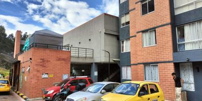 Apartamento en Cala  venta de 54m², con vista interior, ubicado en un 5to piso (Torre 12 Apto 5046), acceso por escaleras. Consta de 3 habitaciones, 1 baño, sala comedor, cocina integral y zona de lavandería. patio. Tiene piso cerámico en todas sus zonas. El conjunto cuenta con zonas para niños, zonas verdes, salón comunal y vigilancia privada las 24 horas. Cerca a centro comercial Prado Verde, Jardín Verde y Miraflores; cerca a almacenes de cadena como Olímpica y Colsubsidio; cerca a colegio Ciudad Verde, Carlos Albán Holguín y Marco Fidel Suárez; cerca a Universidad Nacional Abierta y a Distancia; cerca a estación de Transmilenio San Mateo; Vías de acceso por la carrera 38 y la calle 10a. NID: 41473869858 
