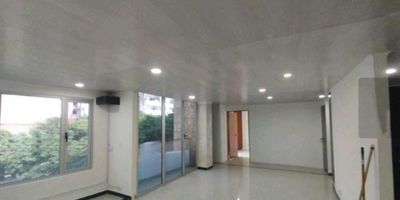 Se arrienda una elegante oficina de 70 metros cuadrados en el prestigioso sector de Laureles, estrato 6, perfecta para elevar tu negocio a otro nivel. Ubicada en un segundo piso, esta luminosa y moderna oficina cuenta con un diseño versátil que incluye una práctica cocineta para mayor comodidad y un baño contemporáneo que añade un toque de sofisticación. El balcón privado ofrece un espacio ideal para inspirarte o recibir a tus clientes con una vista encantadora. Con una ubicación privilegiada en una de las zonas más exclusivas y dinámicas de la ciudad, esta oficina combina funcionalidad, estilo y prestigio, convirtiéndose en el escenario perfecto para hacer realidad tus proyectos profesionales. ¡Aprovecha esta oportunidad única en Laureles!
