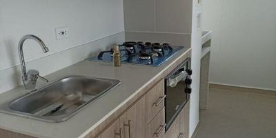 Apartamento en Arriendo o Venta Fontibon Rionegro
Apartamento en arriendo o venta ubicado en Rionegro sector Fontibon. Área de60 m2 aproximadamente. Con las siguientes comodidades: sala comedor, balcón con vista panorámica, 3 alcobas cada una con closets, 2 baños cabinados en vidrio templado, estudio, cocina integral con estufa a gas, calentador, piso en cerámica y Parqueadero. La unidad cuenta con Portería 24 horas, Parque infantil, Gimnasio, Piscina para adultos y Parqueadero de visitantes.La unidad cuenta con: Portería las 24 horas, ascensor, shut de basuras, juegos infantiles, piscina, y coworkingCerca al parque de Rionegro, supermercados y colegios.
PRECIO DE VENTA NEGOCIABLE