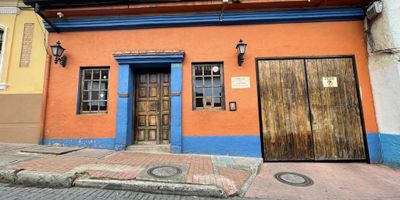 ¡Descubre tu nuevo hogar en La Candelaria! Este encantador apartamento de 70 m² ofrece excelente iluminación natural y está diseñado para brindarte comodidad y estilo. Dispone de dos amplias alcobas, dos baños modernos, cocina integral equipada, pisos en baldosa que aportan un toque elegante, parqueadero propio, depósito, un acogedor patio y una espectacular terraza de 24 metros, perfecta para compartir momentos especiales en familia. Ubicado en uno de los sectores más emblemáticos de la ciudad, tendrás acceso cercano a zonas comerciales, culturales y una excelente conectividad. ¡No pierdas la oportunidad de vivir en el corazón de La Candelaria!