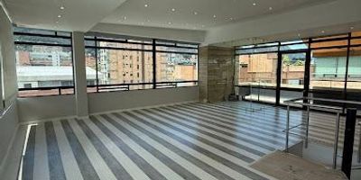 Oficina de 120m2 distribuida en 2 pisos, buena iluminación,, cerca a vias principales,con alto flujo de transporte , área abierta ,, 3 baños, ubicado en 6 piso, 2 parqueaderos , cocina.terraza , edificio con cctv, vigilancia 247, recepción, bahía de parqueo