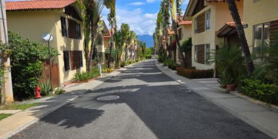 Casa campestre en venta en Santa Fe de Antioquia, ubicada en zona urbana con un área construida de 121 m2 sobre un terreno de 173.59 m2. Cuenta con 3 habitaciones, incluyendo una principal con baño privado, y un total de 3 baños. Dispone de sala, comedor, cocina integral abierta con barra estilo americano, estudio o biblioteca, balcón, zona de ropas, depósito y garaje doble lineal.
La casa está dentro de una urbanización cerrada con portería 24 horas, vigilancia, piscina, salón comunal, zona infantil y parqueadero para visitantes. Es un inmueble ideal para quienes buscan tranquilidad, amplios espacios y un clima excelente para disfrutar en familia en Santa Fe de Antioquia.