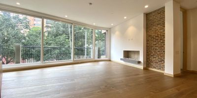 Arriendo apartamento en La Cabrera. Moderno apartamento de 117 m², con solo 4 años de construido, en uno de los proyectos más exclusivos de la zona. Diseño arquitectónico contemporáneo, techos altos y ventanales termoacústicos que inundan de luz cada espacio. Sala comedor integrada a una cocina abierta de gran diseño. Dos habitaciones amplias, cada una con baño privado, más baño social. Dos parqueaderos. Edificio con lobby de 5 m de altura, teatrino, gimnasio, salas de coworking, BBQ y parqueaderos de visitantes. Ubicación privilegiada en La Cabrera, rodeada de embajadas, colegios, centros comerciales y las mejores zonas empresariales de Bogotá.