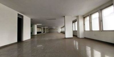 Arriendo espectacular edificio de oficinas ubicado en el corazón del centro de Bogotá, esquinero, situado sobre avenida principal,  conformado por ocho pisos, espacio abierto, iluminacion leed,  18 parqueaderos, dos ascensores,  en el sector se encuentran importantes empresas públicas fiscalía y contraloría y san victorino,   excelente transporte , vías de aproximación calle 19, carrera décima, avenida jiménez y  troncal de Transmilenio Caracas.  ¡Contáctanos!