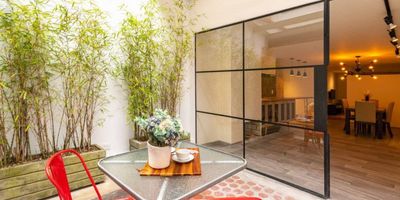 Ofrecemos para la venta un acogedor apartamento en el vibrante sector de Chicó, Bogotá. Ubicado en un primer piso interior, con una terraza que llena de luz el espacio y hará que tus tardes y noches sean muy entretenidas.
El apartamento garantiza tranquilidad en medio de la ciudad y está cerca a todo lo que necesitas a pocos metros de distacia: restaurantes, supermercados, oficinas, tiendas, gimnasio y farmacias!! Está completamente remodelado, con un diseño contemporáneo, incluye una cocina abierta con barra y  estufa a gas, ideal para aquellos que disfrutan cocinar y compartir con amigos. 

El apartamento cuenta con un dormitorio amplio y closet que proporcionan un almacenaje funcional y 2 baños completos. Esta propiedad renovada, en un edificio tradicional, es perfecta para una pareja o para una sola persona con estilo de vida muy cool. 

No pierdas esta oportunidad de vivir en el corazón de Chicó. ¡Pide tu visita ya!