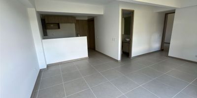 Excelente oportunidad de inversión en la hermosa ciudad de Marinilla, Antioquia. Te presentamos este moderno y acogedor apartamento ubicado en una zona privilegiada, con acceso pavimentado y cercano a la zona urbana. Con una área total de 55.68 M2, este inmueble cuenta con una distribución estratégica que te brinda una sensación de amplitud y confort en cada uno de sus espacios. En su interior, encontrarás una amplia y luminosa sala-comedor que conecta con un balcón, ideal para disfrutar de una vista panorámica de la ciudad. Un lugar perfecto para relajarte y tomar un respiro después de un largo día de trabajo. También cuenta con una cocina integral con modernos acabados, perfecta para los amantes de la cocina. Además, dispone de una zona de lavandería para mayor comodidad. Este hermoso apartamento incluye dos habitaciones amplias, cada una con su propio baño. La habitación principal cuenta con un baño privado, lo que te brinda mayor privacidad y un espacio adicional para tu comodidad. Además, encontrarás un baño auxiliar para el uso de tus invitados y una biblioteca/estudio que puedes acondicionar para trabajar desde casa o para tus sesiones de lectura y estudio. Este inmueble admite mascotas, por lo que podrás compartir este maravilloso espacio con tus fieles compañeros. Además, cuenta con acabados de alta calidad, como suelo de cerámica o mármol y clósets para un mejor aprovechamiento del espacio. También cuenta con gas domiciliario, un gran beneficio en términos de economía y seguridad. Al vivir en esta urbanización cerrada, podrás disfrutar de amenidades como un área social para compartir con tus seres queridos, un gimnasio para mantenerte en forma, parqueadero para visitantes y una portería/recepción que te brinda mayor seguridad. Además, tendrás acceso a zonas verdes, ideales para pasear y disfrutar del aire libre. Y si te preocupa la ubicación, no tendrás que preocuparte, ya que este apartamento está rodeado de parques y