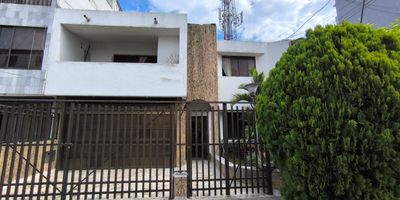 Vendo Casa para Remodelar  en el Sur de Cali , Barrio Las Vegas, Cerca a la calle 5ta, al centro comercial Unicentro, colegios americano y facil acceso al transporte Publico. 
Dos pisos Unifamiliar 
Area lote: 250 mts, area construida: 450 mts.
Estrato: 5
Consta: primer piso: Garaje,  sala comedor, baño social, cocina integral para remodelar, cuarto del servicio, habitacion con closets, patio
Segundo piso: sala de tv, 4 habitaciones casa una de ella con closet, habitacion principal con vestier,  la habitacion principal y baño privado y balcon, baño de alcobas, muy iluminado y ventilado. 

Valor de venta: 799 Millones Negociables