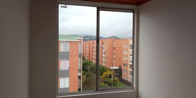 Apartamento en Bambú venta de 49M², con vista interior, ubicado en un 6to piso (Torre 19 Apto 601), acceso por escaleras. Consta de 3 habitaciones, 2 baños, sala comedor, cocina integral y zona de lavandería. Tiene piso cerámico en todas sus zonas. El conjunto cuenta con salón comunal, zonas verdes, parque infantil, cancha múltiple y vigilancia privada las 24 horas. Cerca a centro comercial Mira Flores; cerca a tiendas y supermercados de barrio; cerca a colegio Minuto de Dios Ciudad Verde; cerca a universidad UNAD - Ciudad Verde; cerca a paraderos de transporte público e intermunicipal; Vías de acceso por la Calle 36 y Carrera 31. NID 36129958486 
