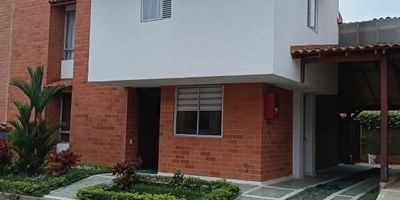 Te invito a invertir en un exclusivo sector de alta valorización en Jamundí.
Casa para la venta en condominio Sol de Primavera con un área de 144.09 M2, con parqueadero para dos vehículos, 
En el primer piso encontramos sala comedor, cocina integral amplia, estudio o habitación, baño social, zona de oficios independiente, cuarto de Servicio con baño privado, terraza amplia para disfrutar en familia. En el segundo piso tenemos tres habitaciones, dos con baño privado y vestier, un baño de alcobas, estudio o sala de TV. 
La unidad cuenta con vigilancia las 24 horas, piscinas adultos y niños, juegos para niños, kiosco social, zonas verdes.
Cerca a colegios, universidades, centros comerciales, a solo 15 minutos de Cali. 
Valor $530'000.000 (SBI-LG)