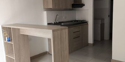 Ubicado en el tranquilo y campestre en San Antonio de Prado, rodeado de naturaleza y con excelente conectividad, este apartamento es perfecto para vivir o invertir.

Área de 35 m².
2 alcobas.
1 baño.
Cocina integral con barra americana
Sala - comedor
Zona de ropas 
Sin parqueadero.
Sin balcón.
Piso 1.
Predial $450.000 anuales.
Administración $130.000.
Zonas comunes

Unidad de 5 torres y 6 pisos por torre en escalas.
Entorno natural con zonas verdes.
* Parque infantil + Gimnasio al aire libre.
* Salón social + Portería y vigilancia 24 horas.
A solo 5 minutos del parque principal de San Antonio de Prado en vehículo y cerca a la biblioteca del sector.
