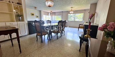 Apartamento con zonas verdes y ubicación estratégica en Nueva Tequendama
Ubicado en una zona central de Cali, con fácil acceso hacia el norte y el sur de la ciudad, este apartamento de 107 m² en tercer piso ofrece amplitud, entorno natural y excelente conectividad. Su cercanía a centros comerciales como Cosmocentro, Palmetto y Mall Plaza, así como a clínicas, parques y avenidas principales, lo convierten en una opción funcional para vivir o invertir.
Cuenta con tres habitaciones, tres baños, sala comedor, cocina cerrada, zona de oficios, cuarto del servicio y un parqueadero cubierto. Su distribución permite una vida cómoda y familiar.
El conjunto ofrece amplias zonas verdes rodeadas de árboles, cancha de voleibol playa, cancha múltiple, juegos infantiles, piscina y kiosko, en un ambiente tranquilo y bien habitado.
Ubika donde la ciudad y la naturaleza se equilibran.