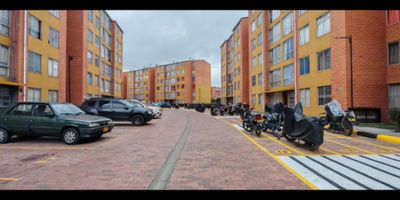 Apartamento en Sauce 1 venta de 48m2, con vista interior, ubicado en un 2do piso (Torre 7 Apto 204), acceso por escaleras, parqueadero comunal. Consta de 3 habitaciones, 2 baños, sala comedor, cocina y zona de lavandería. Tiene piso cerámico en todas sus zonas. El conjunto cuenta con zonas verdes, zona infantil, salón social y vigilancia privada las 24 horas. Cerca a centros comerciales como Prado Verde, Miraflores y Jardín Verde; cerca a almacenes de cadena como D1 y Olímpica; cerca a colegios como Carlos Albán Holguín y Chiloé; cerca a universidad UNAD; Vías de acceso por la transversal 40 y la calle 32. NID 38068463195 
