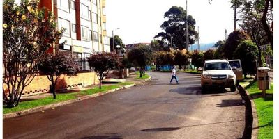 CLÁSICO,AMPLIO Y LUMINOSO, en LA ALHAMBRA, Diagonal 115 con Cra 45 EXTERIOR. En 85 M2 se desarrolla un  apartamento de 3 amplias  habitaciones con ventanas y closets, la principal con baño , complementan el área dos (2) baños y un hall de alcobas que dá hacia el área social.  La sala y el comedor con chimenea dan hacia el exterior . Un cuarto de servicio con baño de servicio que perfectamente puede funcionar como un home-office. La cocina a gas con amplios anaqueles, horno y lavaplatos. Zona de   lavandería con lavadero y área para lavadora-secadora .  La ubicación es perfecta para estudiantes ó parejas que trabajan y deben tomar transporte desde estación de transmilenio que queda a muy corta distancia. Así mismo tienen pasando la calle soluciones comerciales, financieras, salud, estética y abarrotes. Valor administración $626.700