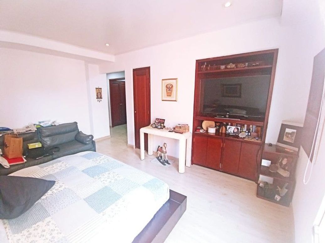 Apartamento de 3 alcobas en venta en Santa Barbara Occidental, Bogotá, 359 m² · foto 15 de 17