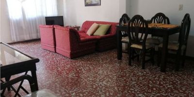 Esta encantadora casa en el corazón del barrio 20 de Julio, en Medellín, ofrece una oportunidad única para aquellos que buscan un hogar lleno de encanto y conveniencia en una de las áreas más emocionantes de la ciudad. Ubicada en una zona cercana al famoso recorrido del tour grafitero y las escaleras eléctricas de San Javier, esta propiedad combina lo auténtico de la cultura local con la comodidad moderna.

La casa, que se encuentra en el primer piso, cuenta con 3 habitaciones y 2 baños, lo que la hace perfecta para una familia o aquellos que desean tener espacio adicional para oficinas en casa o invitados. La sala, el comedor y la cocina integral se integran perfectamente en un espacio acogedor y funcional.

Además, esta propiedad cuenta con 2 patios, lo que agrega un toque de aire fresco a su vida cotidiana. Un aparta estudio ya acondicionado brinda flexibilidad de uso y puede servir como un espacio independiente para huéspedes o incluso como un garaje para un carro y una moto, proporcionando opciones para adaptarse a tus necesidades.

La ubicación de esta casa es inmejorable, ya que está a solo 10 minutos a pie de la estación de San Javier, lo que facilita los desplazamientos en la ciudad. Además, cuenta con colegios y universidades cercanas, lo que la hace ideal para familias y estudiantes. La proximidad a una variedad de comercios locales agrega comodidad adicional a tu vida diaria.

En resumen, esta casa en el 20 de Julio, Medellín, es una joya que combina autenticidad, comodidad y una ubicación estratégica. ¡No pierdas la oportunidad de hacer de esta propiedad tu nuevo hogar en una de las zonas más vibrantes de la ciudad!
