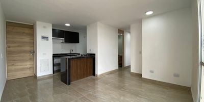 Apartamento en alquiler en la Unidad Nativa en Rionegro. Cuenta con 56 metros cuadrados distribuidos en tres habitaciones, tres baños, cocina, sala comedor y zona de ropas. Incluye parqueadero para carro. Es una opción práctica y cómoda en una excelente ubicación.