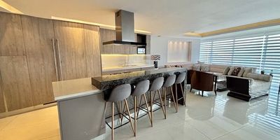 Penthouse, dúplex, ubicado en el norte, barrio Juanambú, quinto piso, con ascensor, estrato seis, área: 380 mts2. Consta de sala comedor, dos habitaciones, cinco baños, siete parqueaderos, cocina integral tipo americano, balcón, baño social, dos depósitos, zona de lavandería. En edificio, con zona social, piscina, terraza con solarium, BBQ, salón y jacuzzi. Visita con cita previa.
