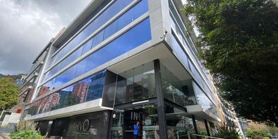 Rento excelente consultorio ubicado en el piso 4 de un edificio reconocido en el norte de bogotá, este consultorio de 56 m² aprox. ofrece 2 ambientes amplios, recepción, sala de espera y baño privado. Con excelente distribución en edificio especializado en consultorios médicos, dotado con planta eléctrica total, 2 ascensores y parqueadero propio. Ideal para servicios de salud o estética (antes consultorio odontológico). Cod: 4841