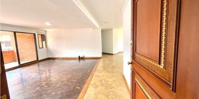 Oportunidad. Apartamento en Venta El Poblado, Patio Bonito  Medellín Exclusivo apartamento de 210 metros cuadrados, ubicado en el sector de Patio Bonito. El Poblado, una de las zonas más estratégicas y de mayor valorización de Medellín. A tan solo 2 calles del Centro Comercial Oviedo, cerca de la Avenida El Poblado y la Avenida Las Vegas, lo que garantiza comodidad, movilidad y un entorno privilegiado.

Excelente distribución, espacios iluminados y acabados de calidad  Precio de venta. 1.150.000.000 COP precio de oportunidad

Un apartamento ideal para quienes buscan ubicación, amplitud y exclusividad en una de las zonas más reconocidas de la ciudad.

 

 

 

 

 

 

 
