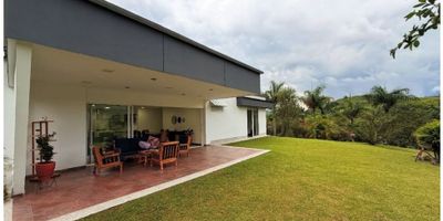 Te presentamos esta hermosa casa campestre para venta en Pereira, Risaralda, una ciudad rodeada de una naturaleza exuberante y ambiente tranquilo. Ubicada en un amplio terreno de 2330 M2, con una construcción de 250 M2, esta propiedad te ofrece todo el espacio y comodidad que necesitas para disfrutar de la vida en el campo.

Con 4 amplias alcobas y 4 baños completos, esta casa es perfecta para familias grandes o aquellos que buscan un lugar para escapar del ajetreo y el ruido de la ciudad. Además, cuenta con 3 garajes, para que puedas guardar tus vehículos de forma segura y sin preocupaciones.

Una de las maravillas de esta casa es su tranquilidad y armonía con la naturaleza. Admite mascotas, por lo que tus amigos peludos también podrán disfrutar de este hermoso entorno. Desde la habitación principal podrás apreciar una vista panorámica del imponente bosque nativo que rodea la propiedad, lo que te permitirá desconectar y relajarte en todo momento.

La seguridad es una prioridad, por lo que la casa cuenta con puerta de seguridad y puerta eléctrica, para que puedas descansar con tranquilidad y sin preocupaciones. Además, su ubicación cerca de la zona urbana te permite tener acceso a todos los servicios y comodidades que necesitas en tan solo minutos.

No podemos dejar de mencionar el impresionante jardín y las zonas verdes que rodean esta hermosa casa. Podrás disfrutar de largas tardes al aire libre, en medio de un ambiente fresco y natural. ¡Esta es una oportunidad única para tener el estilo de vida que siempre has deseado en una zona campestre!

No pierdas la oportunidad de vivir en un oasis en medio de la ciudad. Contáctanos ahora para visitar esta casa campestre en Pereira y haz realidad tus sueños de tener un hogar en un entorno natural y con todas las comodidades que necesitas.
