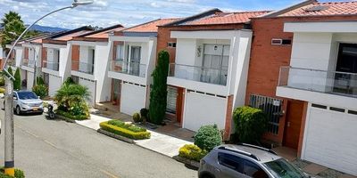 Codigo 28315. ? Casa en venta ubicada Rionegro sector San Antonio de Pereira ? Características:• 4 habitaciones (principal con vestier, baño privado y balcón)• 4 baños completos• Sala y comedor independientes• Biblioteca o estudio• Cocina integral abierta con cubierta a gas, campana extractora y mesón en mármol• Zona de ropas• Balcón y terraza• Patio interior• Parqueadero sencillo + cuarto útil• Red de gas y servicios públicos? Descripción:Disfruta de la vida tranquila y residencial en esta casa ubicada en San Antonio de Pereira. Con un diseño moderno de dos niveles, ofrece espacios amplios, ventilación natural y acabados de alta calidad como pisos en madera laminada y cabinas en vidrio templado.La distribución integra una zona social luminosa con salida a terraza y patio, ideal para compartir en familia. Sus cuatro alcobas cuentan con vestier y baño privado, brindando comodidad y privacidad. La cocina abierta con mesón en mármol se convierte en el corazón del hogar, perfecta para quienes disfrutan del buen vivir.? Entorno:– A 5 minutos del parque de San Antonio de Pereira– Cercano al Centro Comercial San Nicolás y Universidad de Antioquia – sede Oriente– Zonas de restaurantes, cafés y supermercados– Fácil acceso a transporte público y vías principales? Zonas comunes:Portería 24 horas, parque infantil, zonas verdes y parqueaderos para visitantes.? Nota:Actualmente arrendada. Canon estimado: $3.500.000. Administración $250.000.