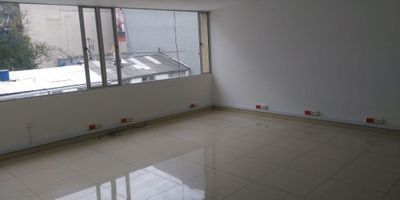 Espectacular apartamento para arriendo ubicado en el sector de antiguo country en la localidad de chapinero, te permite disfrutar de espacios amplios, comodos y luminosos, ya que cuenta con una excelente ventilacion, tiene un area de 120 metros cuadrados, cocina integral, 2 alcobas, 2 banos, hall de acceso. Esta cerca de todo lo que necesitas, banco de Bogota y Bancolombia, estaciones de servicio y SITP, colegios y universidades, supermercado, exito y Oxxo. Esta cerca de avenidas principales carreras 15, 11, 9 y calles 85, 76 y 92.