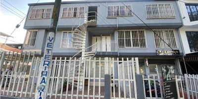 Se vende edificio al sur de la ciudad de Cali barrio las granjas, 428 metros, tres niveles, primer piso, tres locales, loacal 1 $ 1.500.000 local 2 $ 1.500.000 local 3 $ 1.000.000 segundo piso, dos apartamentos, uno de dos habitaciones con bano, cocina integral, $ 800.000, otro de una habitacion bano cocina integral, $ 650.000 tercer piso, dos apartamentos, uno con dos habitaciones, bano, cocina integral, ideal como inversion, todo renta $ 6.900.000. buena ubicación cerca a la 16, a la 50, paso ancho, colegios, centros médicos, transporte público cercano, cod 9336837.
