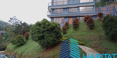 Vende finca hotel, a 200 metros de la autopista ,zona industrial, con 9 alcobas todas con baño privado,3 salones de negocio, 9 baños, 5 terrazas de tertulias, balcones, miradores,arborizada, jacuzzi, lago para pesca deportiva, linda con auteco rio negro,área 4.602 metros , costruidos 680 , con posibilidad de contruir 800 metros