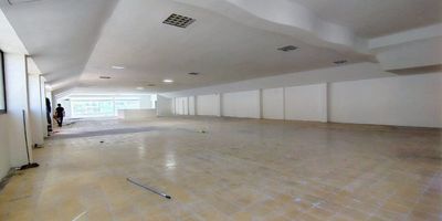 Bodega disponible en Medellín, sobre vía principal, la bodega cuenta con puerta peatonal y la mayor parte de su envergadura es en 2do piso, teniendo 68m2 el primer piso y el segundo 500m2 aproximadamente, cuenta adicionalmente con energía trifásica de 45Kva, 5 baños, excelente vitrina, cómodas rutas de acceso y de transporte público, ideal para confecciones, almacenamiento, remates y mucho más, anímate a conocer este espacio agendando una visita al Contacto 301.598.9091