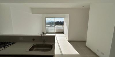 Apartamento en Arriendo en Conjunto Colina de Alcaravanes  (vía a Marinilla)Moderno y acogedor apartamento de 59 m² ubicado en una zona de alto crecimiento económico en el Oriente Antioqueño, sobre la vía Rionegro–Marinilla (sin necesidad de entrar al casco urbano de Marinilla).La propiedad cuenta con:
3 habitaciones bien distribuidas2 baños completosSala-comedor con excelente iluminación naturalCocina integralCuarto de ropas independienteBalcón con vista exteriorParqueadero cubiertoPara estrenar
El conjunto se sitúa en una zona de valorización constante, ideal para vivir o invertir, con acceso rápido hacia Rionegro, Marinilla y otras zonas del Oriente cercano de Medellín.