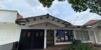 Si siempre has soñado con vivir en un sector residencial, rodeado de tranquilidad, seguridad y todas las comodidades a tu alcance, esta casa en venta en el barrio La Flora es la oportunidad que no puedes dejar pasar.
Tiene antejardín que da la bienvenida a una amplia sala comedor, baño social, estar de TV, hall de alcobas, cocina sencilla, tres habitaciones, dos con closet y la principal con baño.
Además, dispone de zona de oficios con lavadero, punto para lavadora, alcoba de servicio y dos patios que llenan los espacios de luz natural. Además tiene parqueadero para un vehículo.
Ubicada en una de las zonas más apetecidas de la ciudad, a pocas cuadras del Éxito y muy cerca de colegios, restaurantes y parques, además de contar con excelentes vías de acceso y transporte público que facilitan tus desplazamientos diarios.
Contáctanos hoy mismo, agenda tu visita y descubre todo lo que esta propiedad tiene para ofrecerte. ¡No dejes pasar la oportunidad de hacer de La Flora tu nuevo hogar!