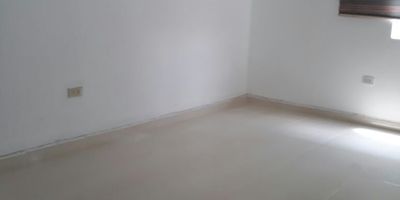 Apartamento de 50m ubicado en edificio residencial, con una alcoba con closet, baño privado, sala comedor, cocina equipada con gabinetes y estufa, y pisos en cerámica. El edificio no cuenta con ascensor, pero ofrece la posibilidad de coordinar parqueadero para moto con la administración. Disponible en arriendo por 770 mil mensuales más administración de 49 mil, también está en venta por 130 millones y se acepta permuta por inmueble de mayor valor.