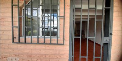 Vendo Casa primer piso y salida hacia espacios verdes en el barrio la Navarra, sector cuenta con iglesia, dos colegios, supermercados, farmacia, bomba de gasolina, D1, panaderías, licorería, restaurantes etc.La casa tiene 4 habitaciones, 01 baño social, sala comedor y cocina, patio, antejardin, donde se pude poner un carro y motos y la parte de atrás de la casa tiene salida a una manga grande.Nota: Frete pasa el bus del metro que te deja en puerta del norte y estación niquia. 