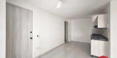 Apartamento en arriendo, cuarto piso, ubicado en Alcalá, Envigado. Cuenta con amplios espacios, 3 habitaciones con clóset, baños cabinados, sala-comedor, cocina integral. Situado al frente de iglesia Alcalá en una zona tranquila, cerca de la Avenida Las Vegas, Sofasa, la cancha de patinaje, Éxito Envigado, el Puente del Pan de Queso y la estación del metro de Envigado. Además, tiene excelente acceso a transporte público.