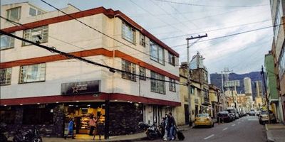 ¡Oportunidad de Arriendo  en Zona Comercial Estratégica!
Te presentamos este local de 40 m², ubicado a solo una cuadra de la Av. El Dorado y a pasos de la Estación Centro Memoria, en una zona altamente comercial y con gran flujo de personas. cuenta con servicios como  Agua, luz disponibles,
Posibilidad de conexión a gas, Pequeña habitación ideal para oficina o depósito a  pocos metros de la zona automotriz de repuestos.
Perfecto para tiendas, oficinas, servicios técnicos o emprendimientos que buscan visibilidad y ubicación estratégica.