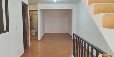 Código 2653. 2° PISO EN EDIFICACION DE 3 PISOS. Acceso al inmueble: Directo a la vía y escalas. ALCOBAS CON PUERTA. PRECIO NEGOCIABLE.