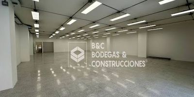 Local comercial en Laureles – 255 m²
Amplio local comercial ubicado en el sector exclusivo de Laureles, una zona de alta valorización y gran flujo peatonal y vehicular. Cuenta con un área de 255 m² distribuidos en un espacio abierto y funcional, ideal para adaptar según la necesidad de tu negocio.

Su estratégica ubicación sobre vía principal garantiza excelente visibilidad y fácil acceso, rodeado de bancos, restaurantes, comercio reconocido y zonas residenciales de gran proyección. Perfecto para empresas de servicios, marcas de retail, centros de atención al cliente, academias, restaurantes y más.

Este inmueble ofrece la oportunidad de posicionar tu negocio en una de las zonas más atractivas y dinámicas de Medellín.