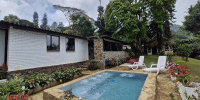 Capacidad 14 personas 
Finca totalmente privada estilo campestre, a 30 minutos de Cali, con jacuzzy (Tiempo y condiciones de uso a convenir), parque para niños, comedor, sala con Smart TV, con DirecTV, WiFi, cocina con electrodomésticos básicos, menaje (Platos, vasos, cubiertos, ollas) y estufa a gas propano (incluido), kiosco con asador para parrillada y estufa de leña, juegos de mesa parques, bingo, cartas, parqueadero privado para 10 vehículos, amplios espacios y excelente iluminación, hermosos jardines. Las camas cuentan con sabana, sobre sabana, almohada con su funda, cobija, deben llevar artículos de aseo para baño y cocina.
Dependiendo el número de personas se habilitan habitaciones o a convenir
Tarifas persona por noche
•	Temporada Baja desde $69.990 mínimo 10 personas.
•	Temporada Media desde $74.990 mínimo 14 personas (Puentes festivos).
•	Temporada Alta desde $84.990 mínimo 14 personas (Semana Santa y vacaciones de fin de año o ferias y fiestas municipales).
•	Aseo Post-Ho