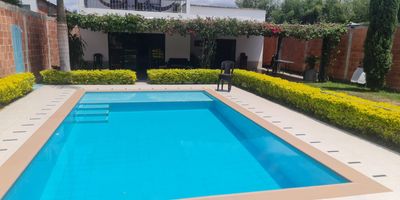 Alquiler Finca Villa Sol – Rozo Palmira Valle del Cauca

Capacidad 27 personas 

Tarifas


 Temporada Baja desde $69.900 mínimo 15 personas.
 Temporada Media desde $74.900 mínimo 20 personas (Puentes festivos).
 Temporada Alta desde $84.900 mínimo 20 personas (Semana Santa y vacaciones de fin de año).
 Día Solar $34.900 mínimo 30 personas.
 Empleada doméstica $99.900 (Servicio opcional para la preparación de alimentos, aseo básico por 8 horas para 15 personas).
 Aseo Post-Hospedaje: $99.900.


Ten en cuenta:


 Los niños de brazos no pagan.
 Los niños menores de 4 años pagan la mitad.
 Los niños de 4 años en adelante pagan bajo la tarifa normal.
 No manejamos horario hotelero, puedes llegar a primera hora del primer día y salir antes del anochecer del último día que contratas.
 Capacidad máxima de alojamiento a convenir con el cliente.
 Mobiliario y decoración sujeto a cambios.


PLANES TODO INCLUIDO ECONÓMICOS pide tu cotización.

 LLAMA YA 

 