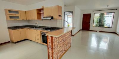 Casa con excelente ubicación y buena iluminación natural de 127 mt2, 2 niveles, 3 habitaciones,3 baños, sala, comedor, cocina integral, zona de ropas, balcón y parqueadero.
Cerca a supermercados, colegios, universidades, tiendas de barrio, fácil acceso a trasporte público en barrio tranquilo y seguridad 24/7. (unidad cerrada).

 
