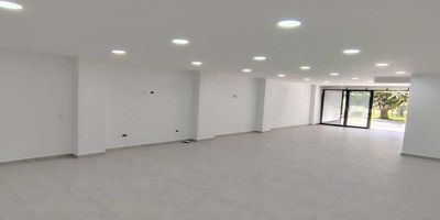 Codigo 28325. ? Local en arriendo ubicado en Rionegro sector Barro Blanco? Características:• Área total: 99 m² (89 m² construidos + 18 m² libres)• Frente: 8 m – Fondo: 14 m• 1 nivel, piso en cerámica• Altura interior: 3 m• 1 baño común• Puerta vidriera de acceso• Energía monofásica – capacidad eléctrica 110 V• Resistencia de piso: 300 – 500 kg/m²? Descripción:Estrena tu negocio en este amplio local comercial en Barroblanco, Rionegro, ubicado en una zona residencial de alto flujo, justo frente a la reconocida cancha de tejo y a tan solo una cuadra del Mall Reserva de Oriente. Su espacio abierto, iluminación natural y piso en cerámica lo hacen ideal para diversos tipos de comercio. La propiedad cuenta con un baño, puerta vidriera y excelentes acabados para que inicies operación de inmediato.? Entorno:– Frente a cancha de tejo muy concurrida– A 1 cuadra del Mall Reserva de Oriente– Zona residencial en crecimiento– Fácil acceso a transporte y vías principales? Estado:• Propiedad nueva – lista para estrenar• Entrega inmediata? Nota: Canon de arrendamiento: $4.000.000.