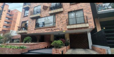 Apartamento en venta – Pinares del Country, El Contador (Usaquén)

Vive en un sector residencial con todo a la mano: Éxito Country, Universidad El Bosque, comercio, restaurantes y fáciles accesos por la Cra. 9, Cra. 15 y Calle 134.

Ficha del inmueble


 
 Área: 62 m²
 
 
 Piso: 6 (edificio con ascensor)
 
 
 Habitaciones: 2
 
 
 Baños: 2
 
 
 Balcón: Sí
 
 
 Cocina: Integral
 
 
 Parqueadero: 1 cubierto e independiente
 
 
 Estrato: 5
 
 
 Antigüedad: 24 años
 
 
 Administración aprox.: $590.000
 


Conjunto / edificio


 
 Conjunto cerrado
 
 
 Portería y control de acceso
 


Ubicación


 
 Barrio El Contador (Country), a pasos del Éxito Country y Universidad El Bosque. Excelente oferta de comercios, bancos, cafés y transporte público.
 


Precio de venta: $450.000.000

Ideal para quienes buscan vivir o invertir en un punto estratégico de Usaquén, con todo cerca y un formato práctico de 2 alcobas.
¿Lo vemos?
