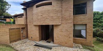 Espectacular casa de cuatro niveles con una de las mejores vistas de la zona, ubicada en el exclusivo condominio Encendillos de Sindamanoy, al norte de Bogotá, vía Sopó. La propiedad está construida sobre un lote de 1.175,37 m2 y cuenta con un área construida de 188,28 m2, distribuidos de manera funcional y acogedora, tres habitaciones, cada una con baño privado, dos estudios, un baño auxiliar, Sala y comedor con chimenea, Cocina integral y comedor auxiliar tipo barra, Estudio, Zona de lavandería, Cuarto y baño de servicio, tres parqueaderos semi cubiertos y depósito. El inmueble ofrece un jardín interior amplio y terraza con vista privilegiada. El condominio se caracteriza por sus completas zonas comunes Caballerizas, Canchas de tenis y baloncesto, Amplias zonas verdes y parques infantiles, Un entorno natural, seguro y exclusivo para disfrutar en familia, ¡agenda tu cita!