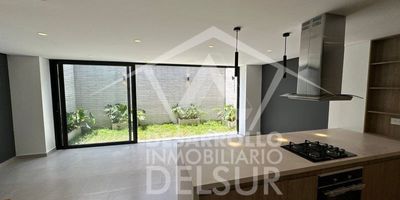 Casa en venta para estrenar, 4 alcobas, 1 sala comedor, 3 closet, 1 Vestier, 5 baños cabinados, cocina integral con isla, piso en porcelanato, zona de ropas mas jardín, 2 balcones, salón para juegos, sala tv.
Unidad abierta con amplias vías de acceso, parqueaderos para visitantes, zona de juegos infantiles.
Sector residencial, rutas de transporte, complex llano grande, mall reserva plaza, mall rio del este, almacenes éxito, jumbo, tiendas D1, cerca a aeropuerto José maria cordoba, iglesias, supermercados, barberías, gimnasios, vía las palmas, vía santa elena.
Web: Desarrollo Inmobiliario del SurCelular: 3156901885