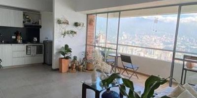 Apartamento en Arriendo en el Sector sabaneta, edificio Dublín. Este apartamento de aproximadamente 80 metros cuadrados ofrece un diseño cómodo y funcional. Cuenta con 3 alcobas ,2 baños cabinados, sala comedor, cocina integral moderna, zona de ropas independiente, balcón con vista agradable, 3 clósets y Además, dispone de parqueadero privado y cuarto útil. Se encuentra ubicado en unidad cerrada que ofrece portería 24 horas , salón social, zonas verdes, ascensor y shut de basuras. Su ubicación estratégica permite fácil acceso a rutas de buses integradas al metro, además de cercanía a supermercados, centros comerciales y otros servicios esenciales.