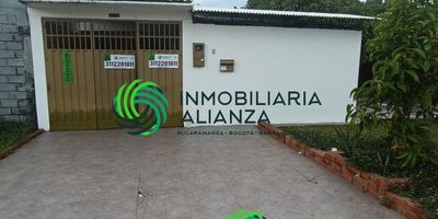 Casa bonita, amplia,  ubicada en el barrio la Libertad esquinera, con área de176 M2. Consta de  portón eléctrico garaje, sala comedor, habitación de estudio, 3 habitaciones con baño privado, aires condicionados, closet y ventiladores, cocina integral y patio.