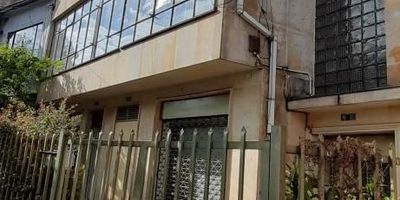 Descubre la elegancia y comodidad en este exclusivo apartamento en venta. Ubicado en Teusaquillo , se encuentra en el piso 4 con acceso por escaleras cuenta con  Sala, comedor, cocina integral con gas propano,  4 habitaciones y 2 baños, este espacio de 110 metros cuadrados ofrece amplitud y confort para ti y tu familia. Ubicado en una zona privilegiada, cuenta con acabados de alta calidad y una distribución funcional que maximiza cada rincón. Por tan solo $460,000,000, podrás disfrutar de un estilo de vida único en este inmueble que combina lujo y practicidad. ¡No pierdas la oportunidad de hacer de este lugar tu nuevo hogar!